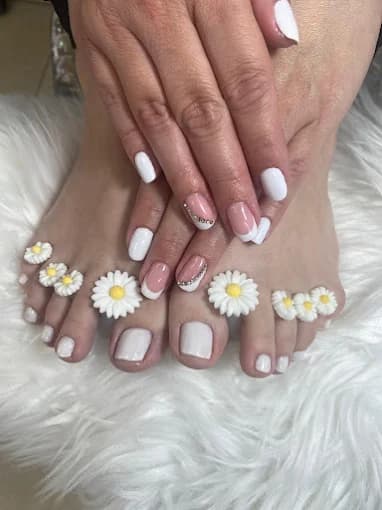 Daisy nail design